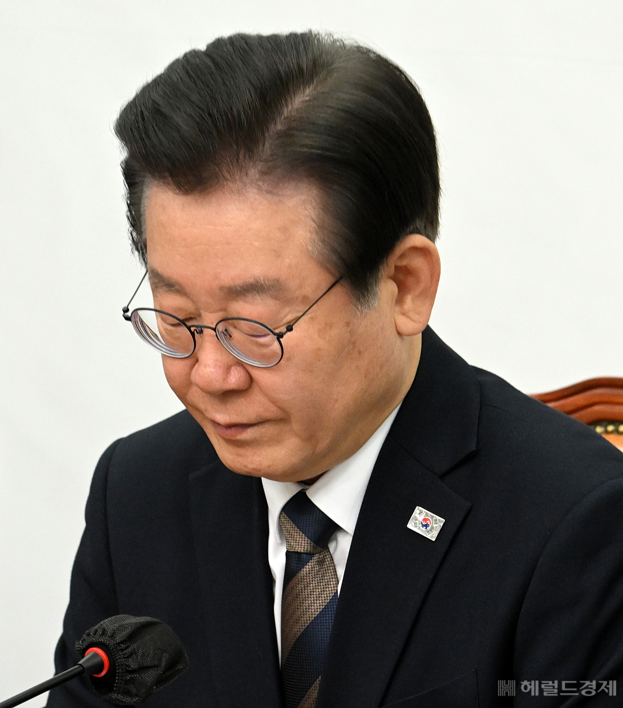 이재명 더불어민주당 당대표가 15일 서울 영등포구 여의도 국회의사당 본청에서 열린 더불어민주당 최고위원회의에 참석하고 있다. 임세준 기자