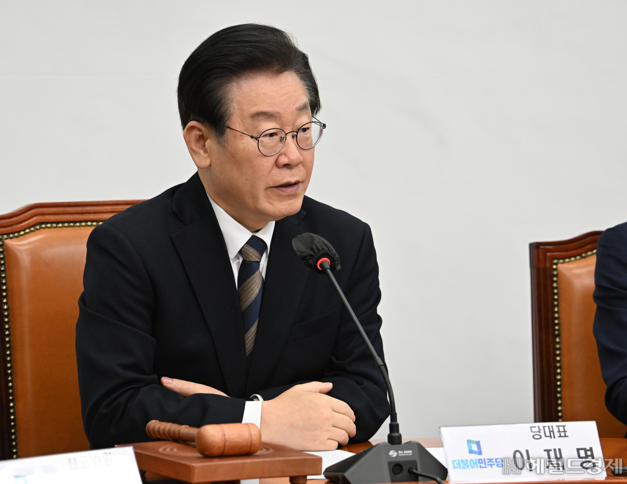 이재명 더불어민주당 당대표가 15일 서울 영등포구 여의도 국회의사당 본청에서 열린 더불어민주당 최고위원회의에 참석해 발언하고 있다. 임세준 기자