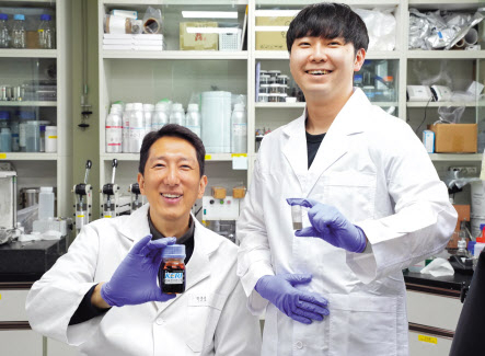 박준호(왼쪽) 박사와 허영준 연구원이 간단합성법으로 제조한 고체전해질을 들어 보이고 있다. [한국전기연구원 제공]