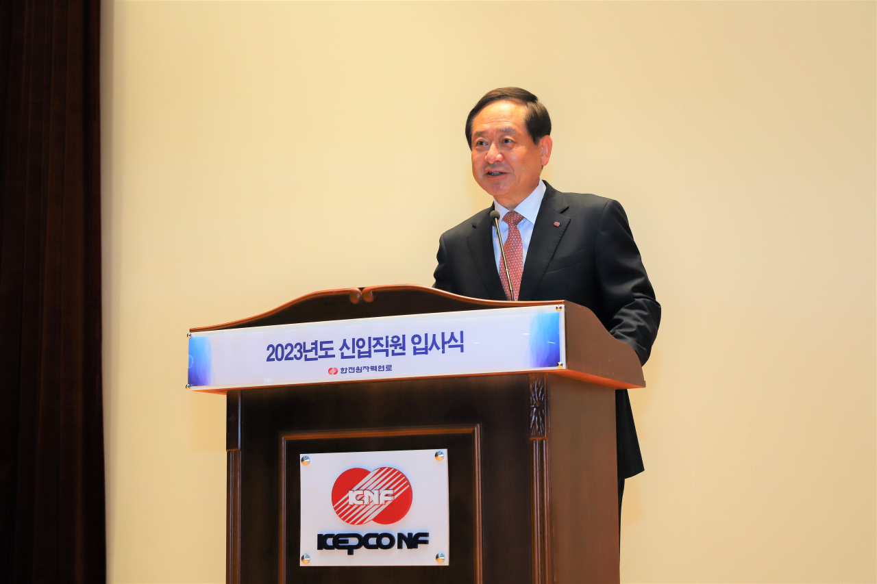 최익수 한전원자력연료 사장이 2023년 신입직원 입사식에서 환영사를 낭독하고 있다.[한전원자력연료 제공]