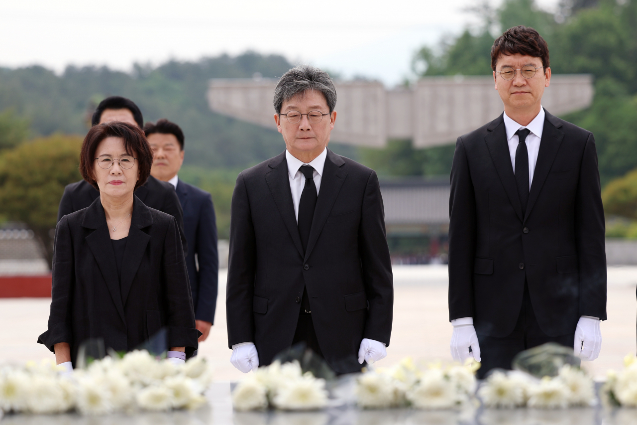 제43주년 5·18 민주화운동 기념일이 사흘 앞으로 다가온 15일 광주 북구 국립 5·18 민주묘지에서 국민의힘 유승민 의원(가운데)이 김웅 의원(오른쪽), 진수희 전 보건복지부장관(왼쪽)과 함께 참배하고 있다. [연합]