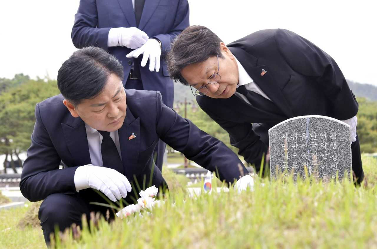 강기정 광주광역시장과 김관영 전북도지사가 15일 오전 북구 운정동 국립 5·18민주묘지를 찾아 참배하고 묘역을 살펴보고 있다.