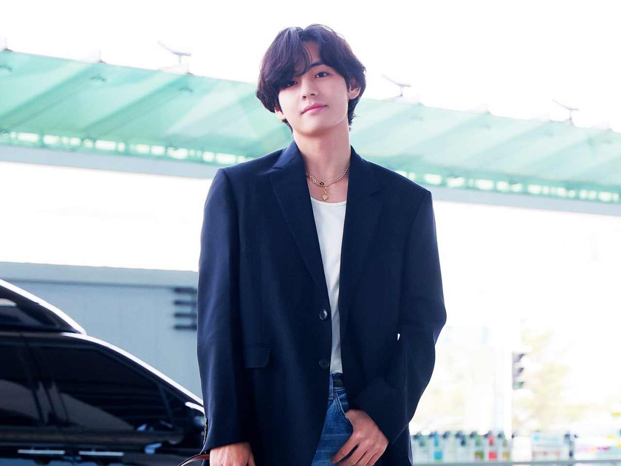 BTS 뷔, 스타일 셀럽으로서의 공항패션..시크 혹은 순수 - 헤럴드경제