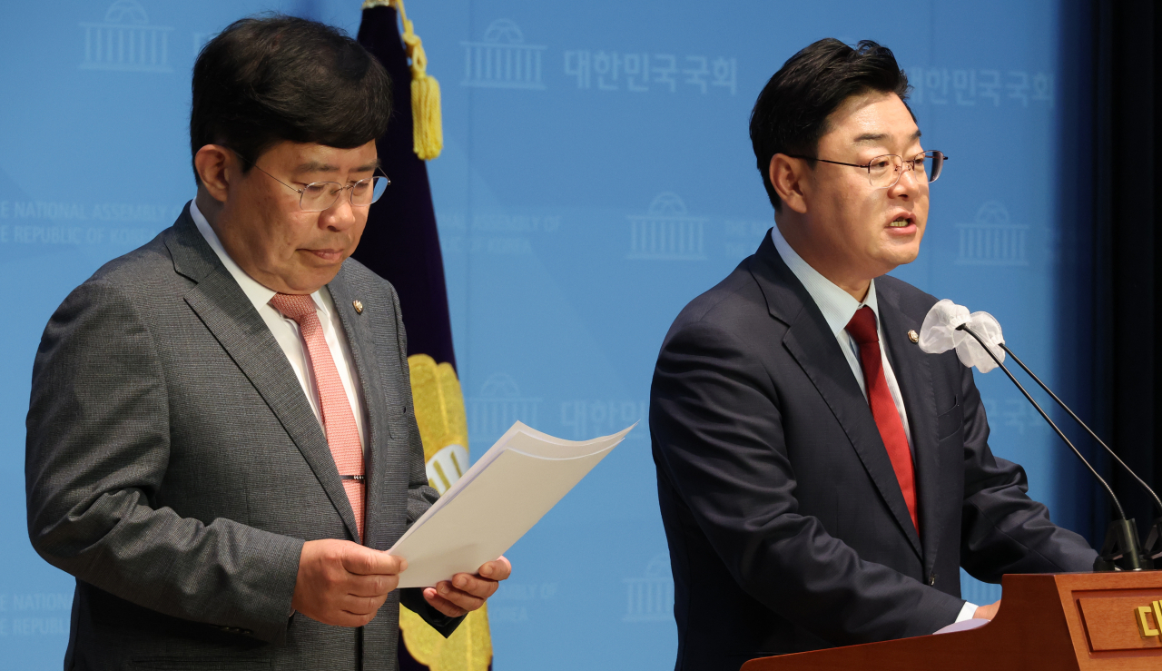 국민의힘 가상자산 TF 위원장인 김성원 의원이 15일 국회에서 TF 관련 기자회견을 하고 있다. 왼쪽은 간사를 맡은 윤창현 의원. [연합]