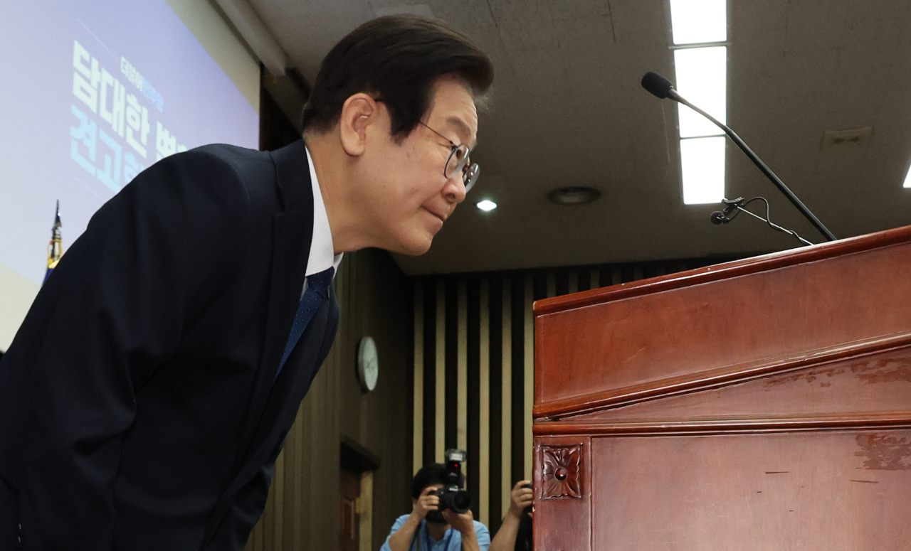 이재명 더불어민주당 대표가 14일 국회에서 열린 의원총회에서 김남국 의원 탈당 등 최근 당 문제에 대해 사과하고 있다. [연합]
