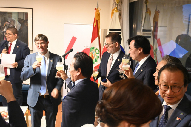 Peruvian Vice Foreign Minister Ignacio Higueras and 1st Vice Foreign Minister Chang Ho-jin propose a toast at a dinner reception marking the 60th anniversary of Peru-Korea bilateral relations hosted by the Peruvian Embassy in Seoul at the Peruvian Ambassador's residence in Itaewon-dong, Seoul on Monday. (Sanjay Kumar/The Korea Herald)