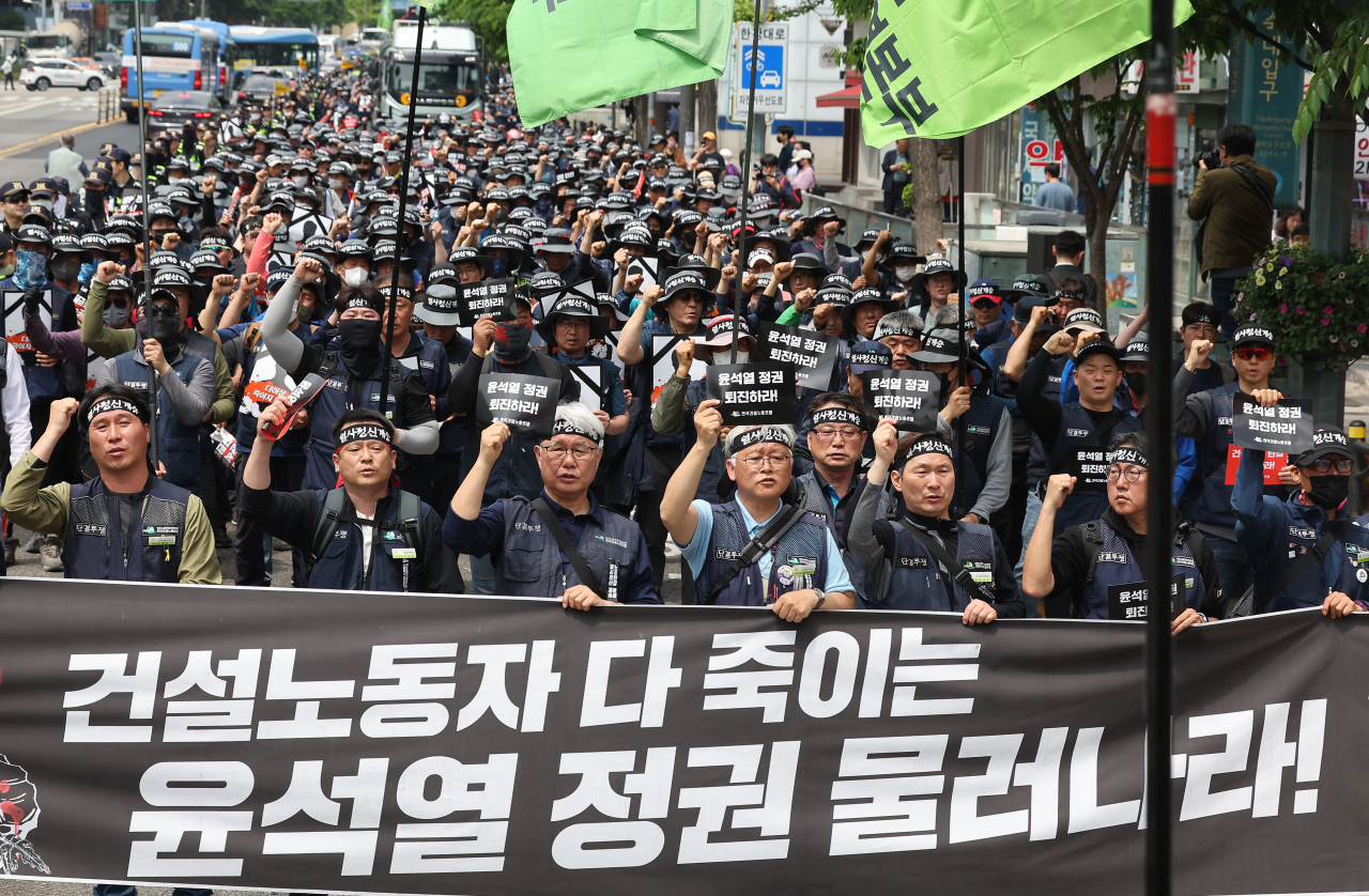 4일 오후 서울역 인근 한강대로에서 민주노총 건설노조원들이 용산 대통령실 방향으로 결의대회 전 행진을 하고 있다. [연합]
