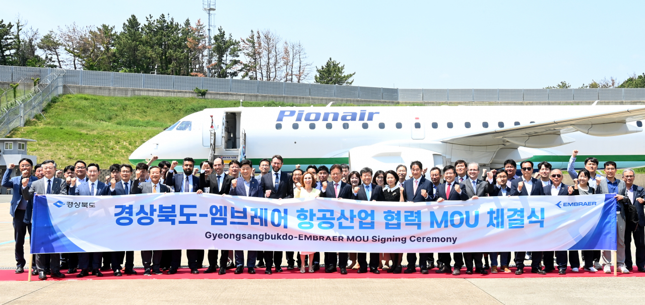 경북도는 15일 포항경주공항에서 엠브레어사와 '항공산업 협력 업무협약'을 체결했다.[경북도 제공]