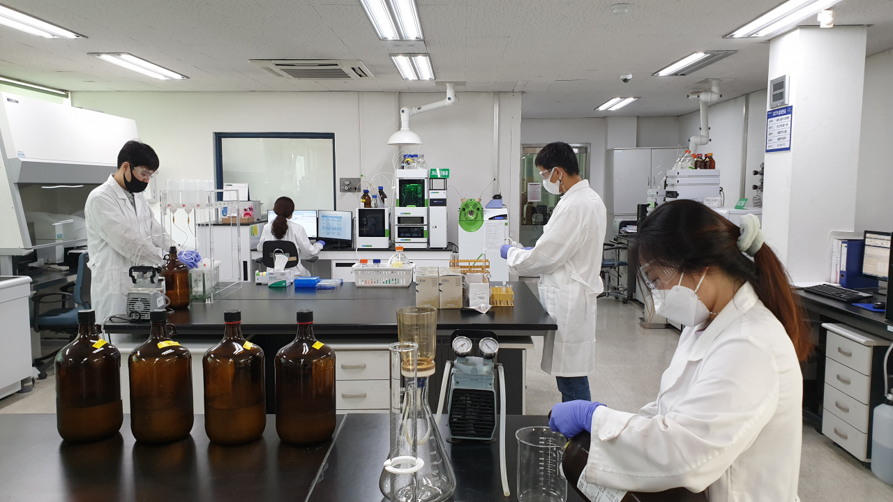 서울시 상수도사업본부는 미국 웨스트버지니아주에서 열리는 세계물맛대회에 아리수 역사상 최초로 참가한다고 16일 밝혔다. 사진은 서울물연구원에서 수돗물 수질을 검사하는 장면. [서울시 제공]