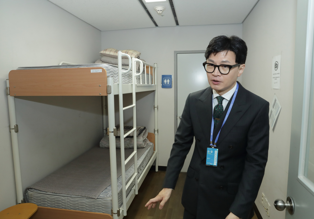 한동훈 법무부 장관이 지난 12일 인천국제공항을 방문해 난민신청 대기실을 둘러보고 있다. [연합]