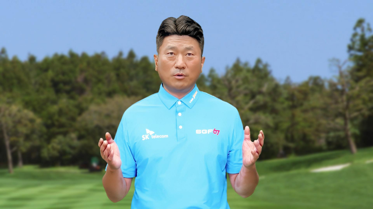 SKT의 음성합성 기술과 딥브레인 AI의 페이스 스왑 기술이 활용된 AI 휴먼 ‘AI 최경주 공동집행위원장’이 중계 화면에서 라운드별 관전 포인트 등 다양한 대회 정보를 시청자에게 전달하는 모습.[SK텔레콤 제공]