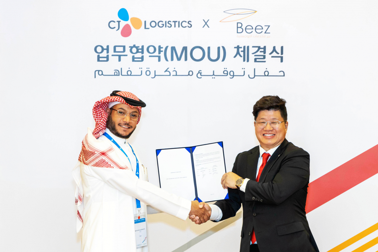 강병구(오른쪽) CJ대한통운 글로벌부문장과 무사드 알말로히 비즈 로지스틱스 대표가 ‘물류 프로젝트 협업 MOU’를 체결하고 기념사진 촬영을 하고 있다. [CJ대한통운 제공]