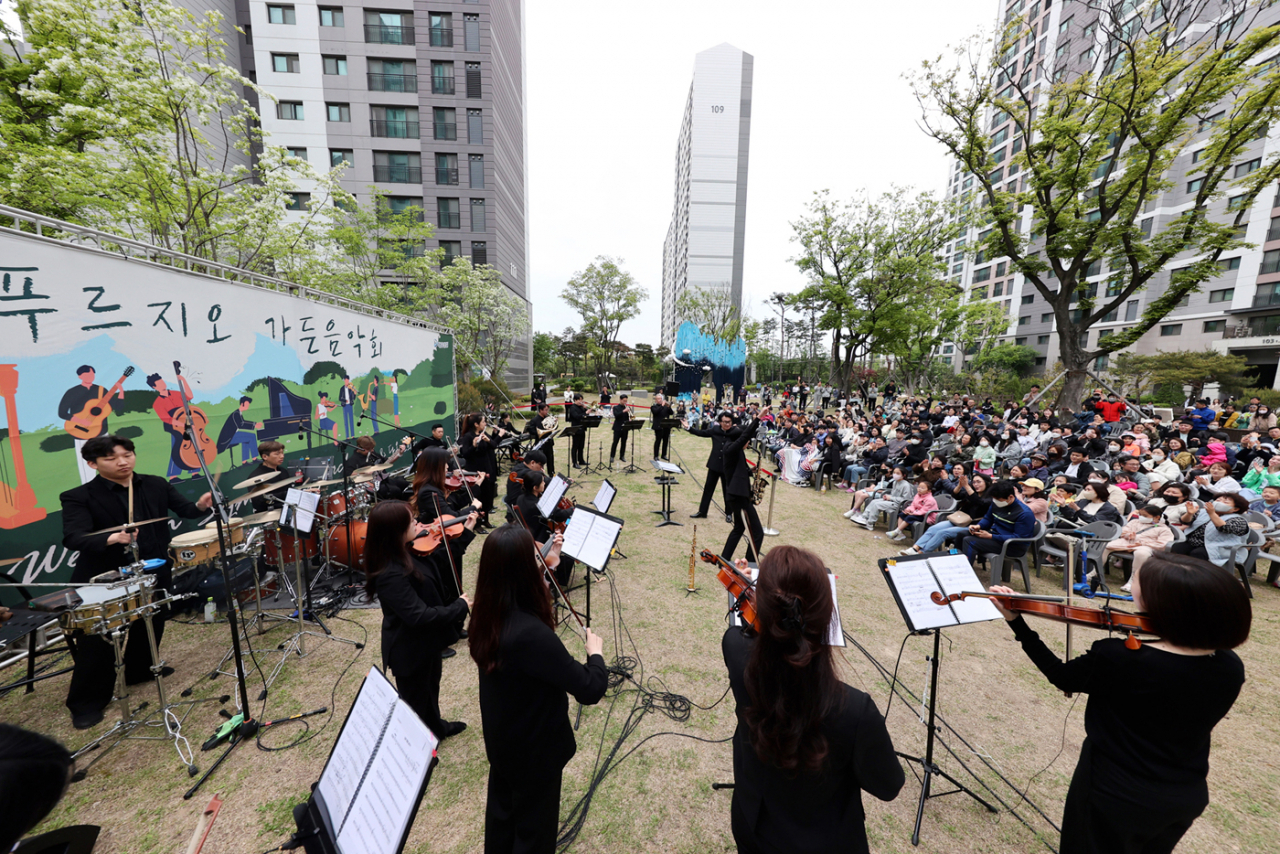 ‘영종센트럴푸르지오자이’ 잔디광장에서 개최된 ‘푸르지오 가든 음악회’ [대우건설]
