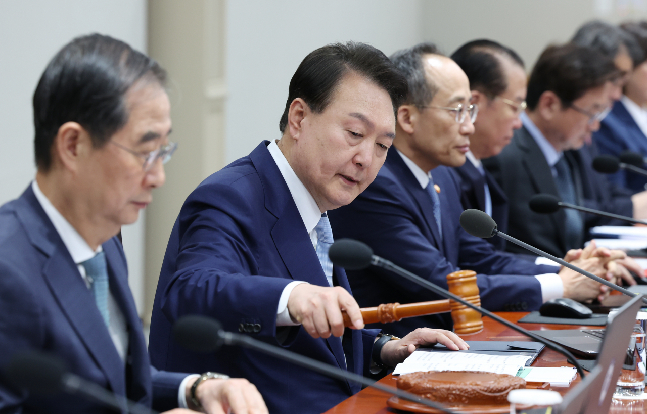 윤석열 대통령이 16일 서울 용산 대통령실 청사에서 열린 국무회의에서 개회선언을 하고 있다. [연합]
