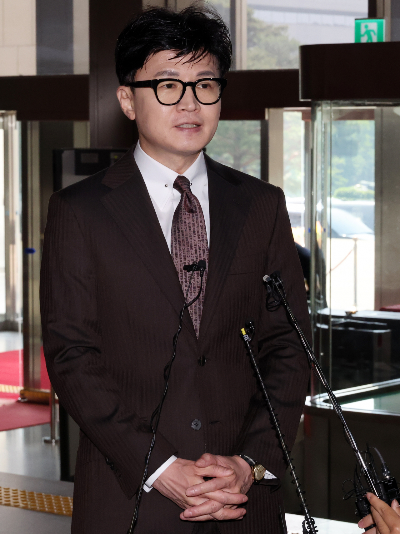 법사위에 출석하는 한동훈 법무부 장관이 16일 국회에서 기자들의 질문에 답하고 있다. 연합뉴스