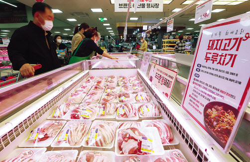 청주의 소 사육농가에서 발생한 구제역으로 소는 물론 돼지 등 우제류에 대한 일시 이동중지 명령으로 돼지고기 가격이 일시 급등하자 정부가 공급확대와 할당관세 등 가격안정책을 마련해 시행키로 했다. 사진은 서울의 한 대형마트에서 돼지고기를 구매하는 시민들. [연합]