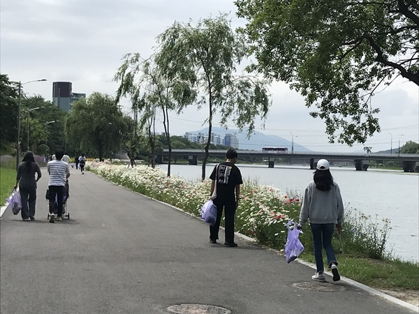 순천 동천에서 열린 꿈청 플로깅 사진.