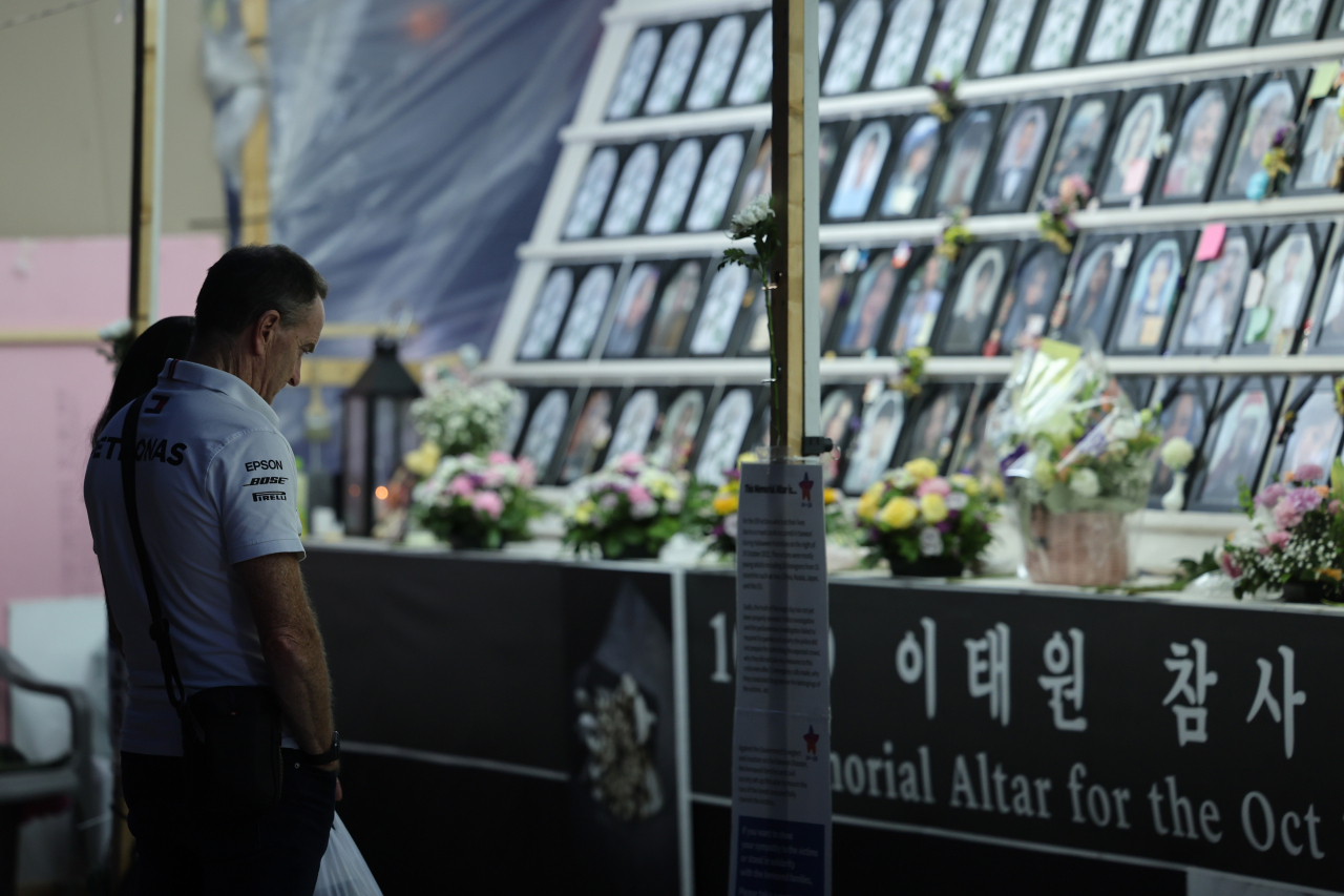 10·29 이태원 참사 200일을 하루 앞둔 지난 15일 오후 서울시청에 마련된 이태원참사 분향소를 찾은 외국인이 추모하고 있다. [연합]