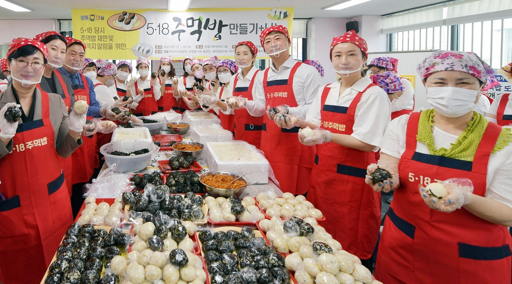 5·18 주먹밥 재현 행사 참여한 김이강 광주 서구청장과 양동시장 상인들[광주 서구 제공0