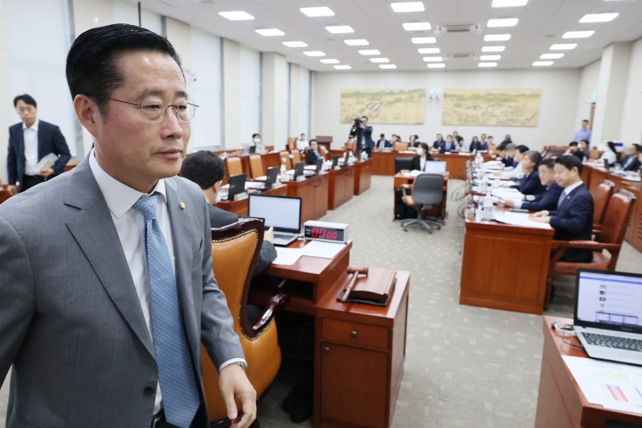 16일 오전 국회에서 열린 교육위원회 전체회의에서 여당 간사인 이태규 의원이 ‘취업 후 학자금 상환 특별법 일부개정법률안’ 야당 단독 처리에 항의하며 퇴장하고 있다.[연합]