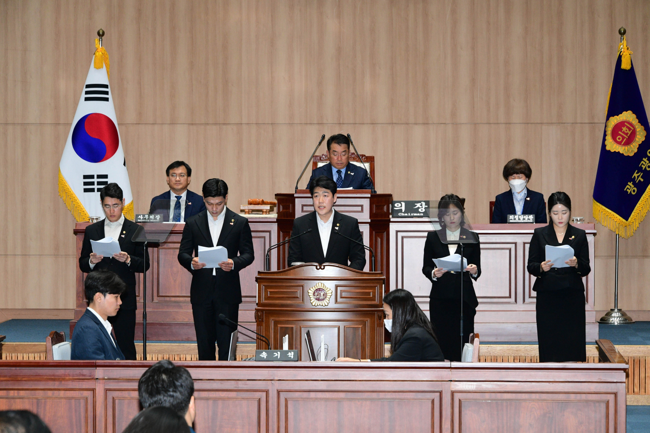 지난 11일 광주시의회에서 열린 본회의에서 정다은·심창욱·채은지·강수훈·이명노 의원은 '응답하라! 1980'을 주제로 5분 릴레이 발언을 하고 있다.