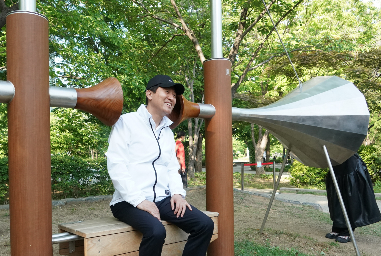 오세훈 서울시장이 8일 서울 성동구 서울숲 야외무대에서 서울숲 공공미술 프로젝트 설치 작품을 체험하고 있다. [연합]