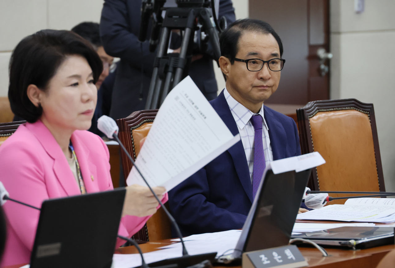 무소속 이성만 의원(오른쪽)이 16일 오전 국회에서 열린 행정안전위원회 전체회의에 출석해 있다. [연합]