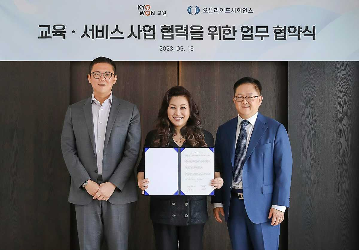 장동하 교원그룹 기획조정실장(왼쪽부터)과 오은영 박사, 유정환 오은라이프사이언스 대표가 지난 15일 업무협약식을 마친 뒤 기념촬영을 하고 있다.[교원 제공]