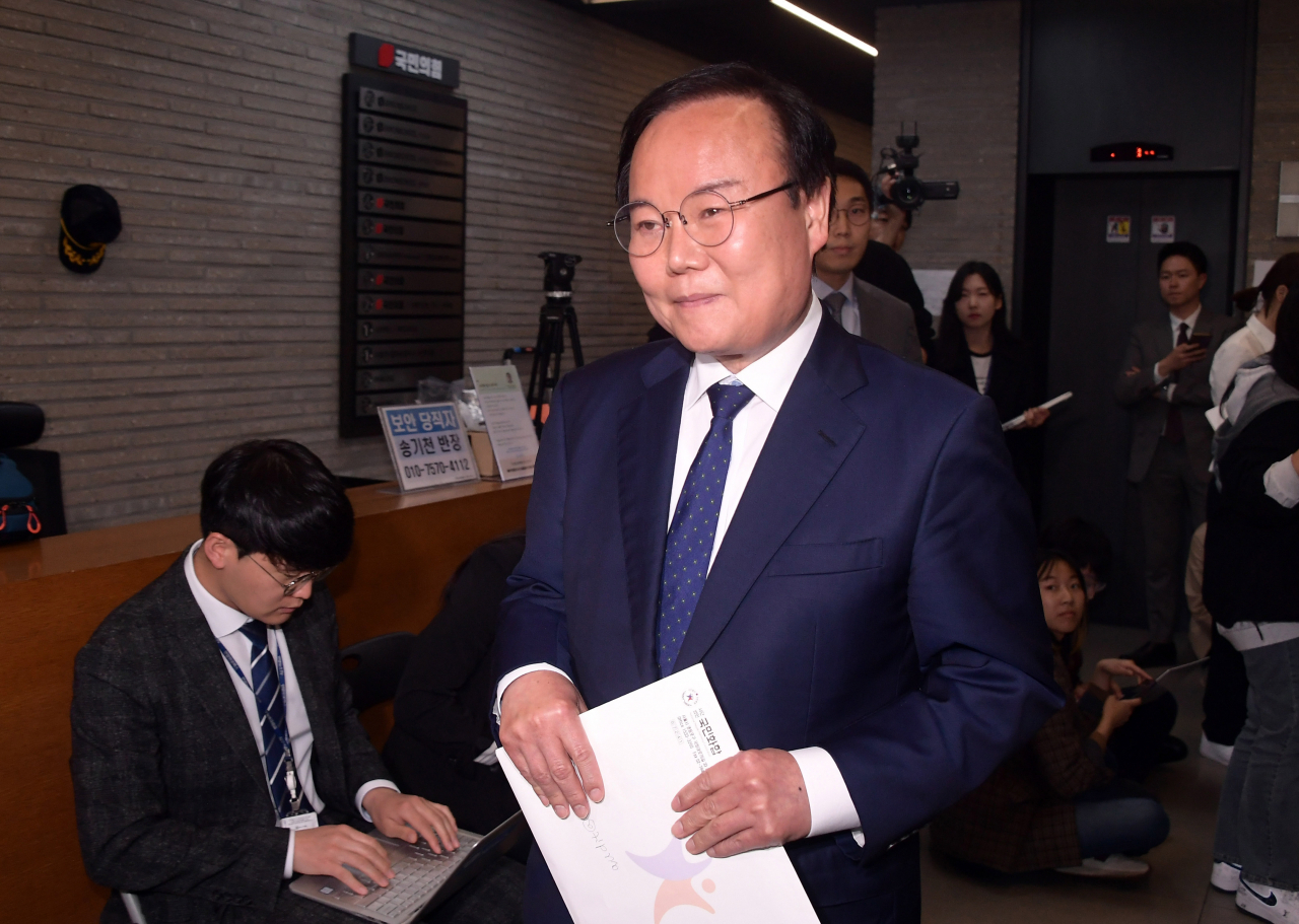 김재원 국민의힘 최고위원이 8일 오후 서울 여의도 국민의힘 당사에서 열린 중앙윤리위원회에서 소명을 마친 뒤 당사를 떠나고 있다. [연합]