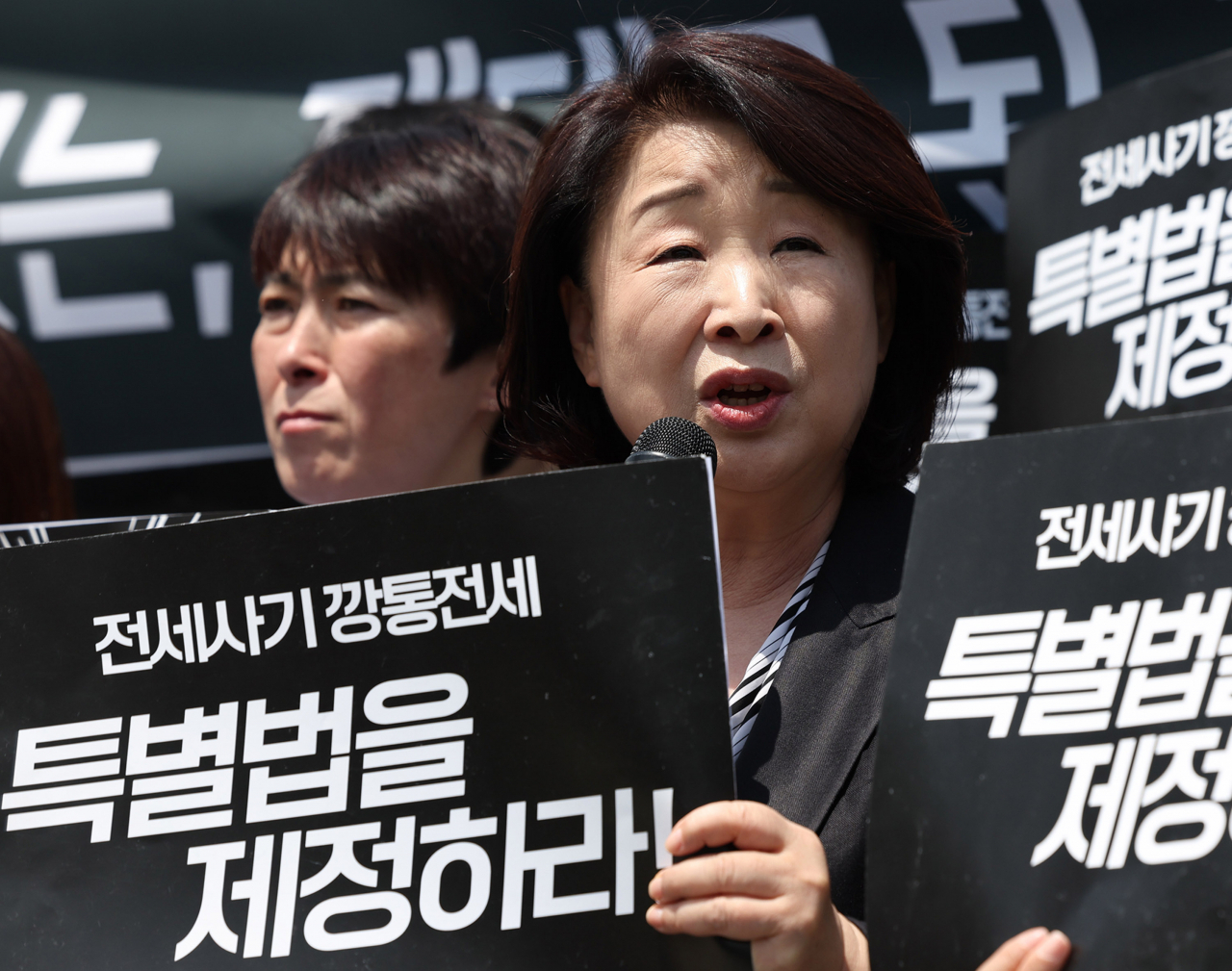 심상정 정의당 의원이 8일 오전 서울 여의도 국회 앞에서 열린 제대로 된 전세사기·깡통전세 특별법 제정 촉구 1만인 서명운동 돌입 선포 기자회견에서 발언하고 있다. [연합]
