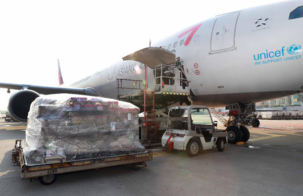 인천공항 제1여객터미널에서 한국산 코로나19 진단키트 등을 실은 화물의 수출준비가 이뤄지고 있다.[산업부 제공]
