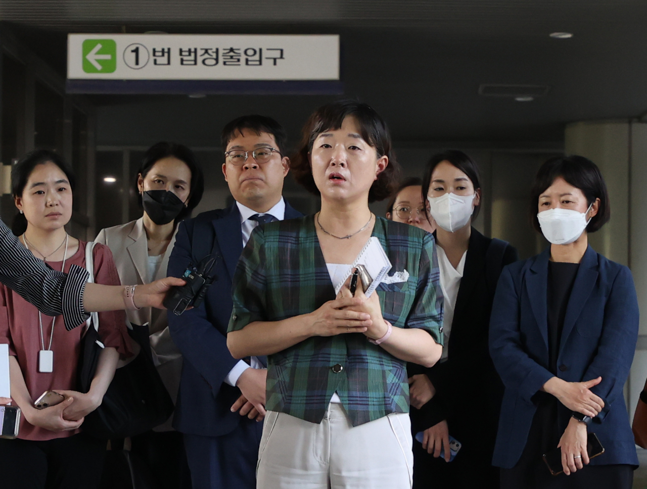 입양인 신송혁(아담 크랩서)씨의 법률대리인 김수정 변호사가 16일 서울 서초구 서울중앙지방법원에서 열린 위법 입양 손해배상 소송에서 일부 승소한 뒤 기자회견을 하고 있다. 신송혁씨는 40년 전 미국으로 입양됐다 학대 피해와 시민권을 얻지 못해 한국으로 강제 추방된 뒤 국가와 홀트아동복지회를 상대로 위법 입양 손해배상 소송을 제기, 이날 1심 재판부는 홀트아동복지회에 1억원을 배상하라는 판결을 내렸다. [연합]
