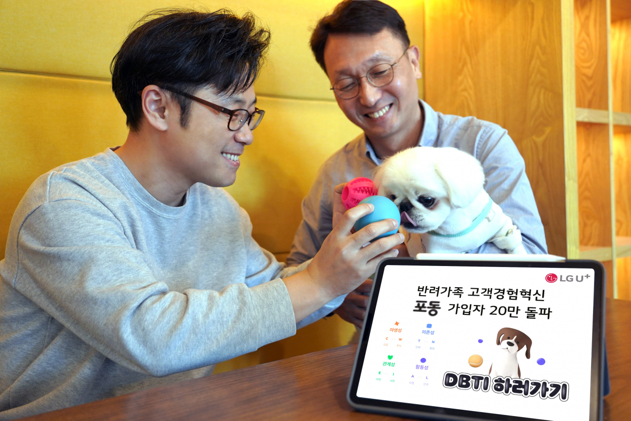 LG유플러스 직원들이 강아지와 함께 포동의 DBTI 테스트를 진행하고 있는 모습. [LG유플러스 제공]