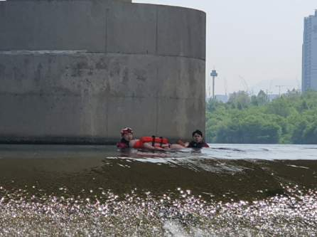 사진은 한강 수난구조 훈련 장면. [서울시 제공]