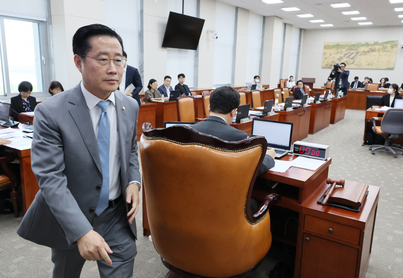 16일 오전 국회에서 열린 교육위원회 전체회의에서 여당 간사인 이태규 의원이 '취업 후 학자금 상환 특별법 일부개정법률안' 야당 단독 처리에 항의하며 퇴장하고 있다. [연합]