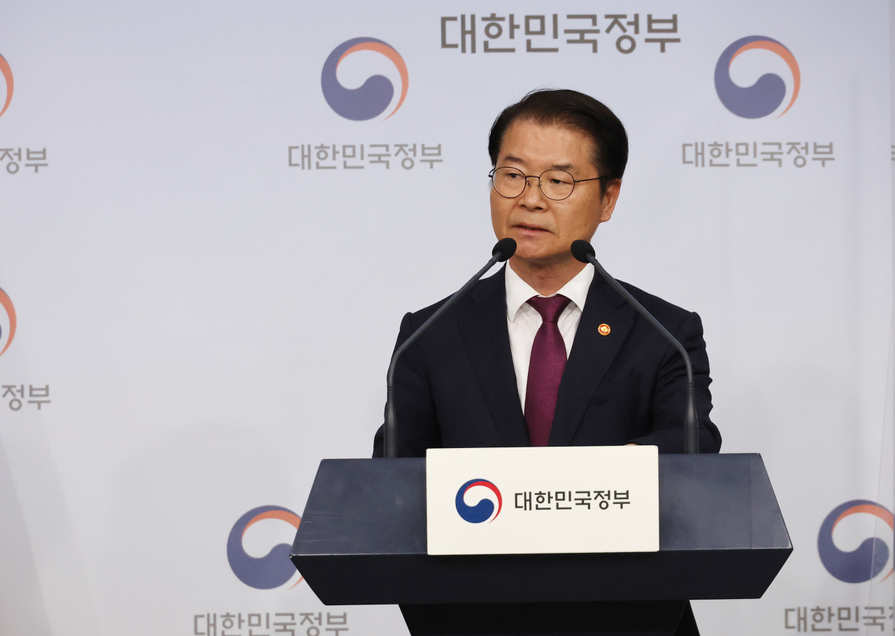 이정식 고용노동부 장관이 20일 정부서울청사 별관에서 '노동조합 회계 투명성 강화 및 불공정 채용 근절 관련 브리핑'을 하고 있다. [연합]