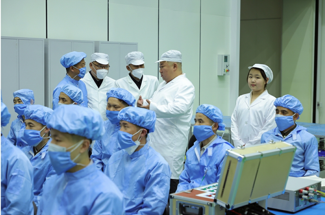 북한 김정은 국무위원장이 군사정찰위성 발사준비위원회 사업을 현지 지도했다고 노동당 기관지 노동신문이 지난 17일 보도했다. 이날 현지 지도에는 김 위원장의 딸 김주애가 동행했다. [평양 노동신문=뉴스1]