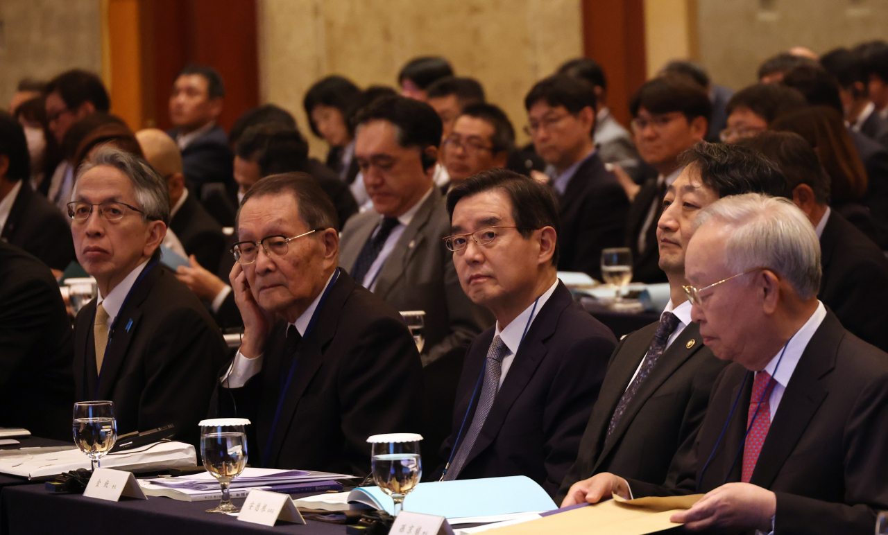 한일 양국 기업의 최고경영자와 임원, 학계 전문가, 정부 관계자 등이 참여하는 제55회 한일경제인회의가 16일과 17일 양일간 서울 롯데호텔에서 열렸다. 한국 측 단장인 김윤(오른쪽 세번째) 삼양홀딩스 회장과 손경식(맨오른쪽) 한국경영자총협회 회장 등이 16일 개회식에 참석한 모습 [연합]