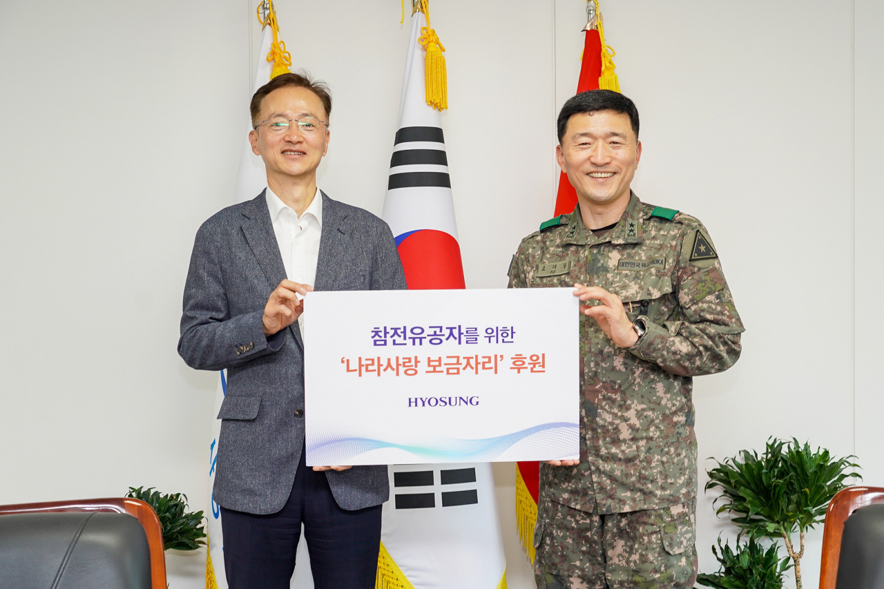 16일 육군본부에서 이정원(왼쪽) 효성 커뮤니케이션실장, 고태남 육군 인사사령관이 후원금 전달식 이후 기념 사진을 촬영하고 있다. [효성 제공]