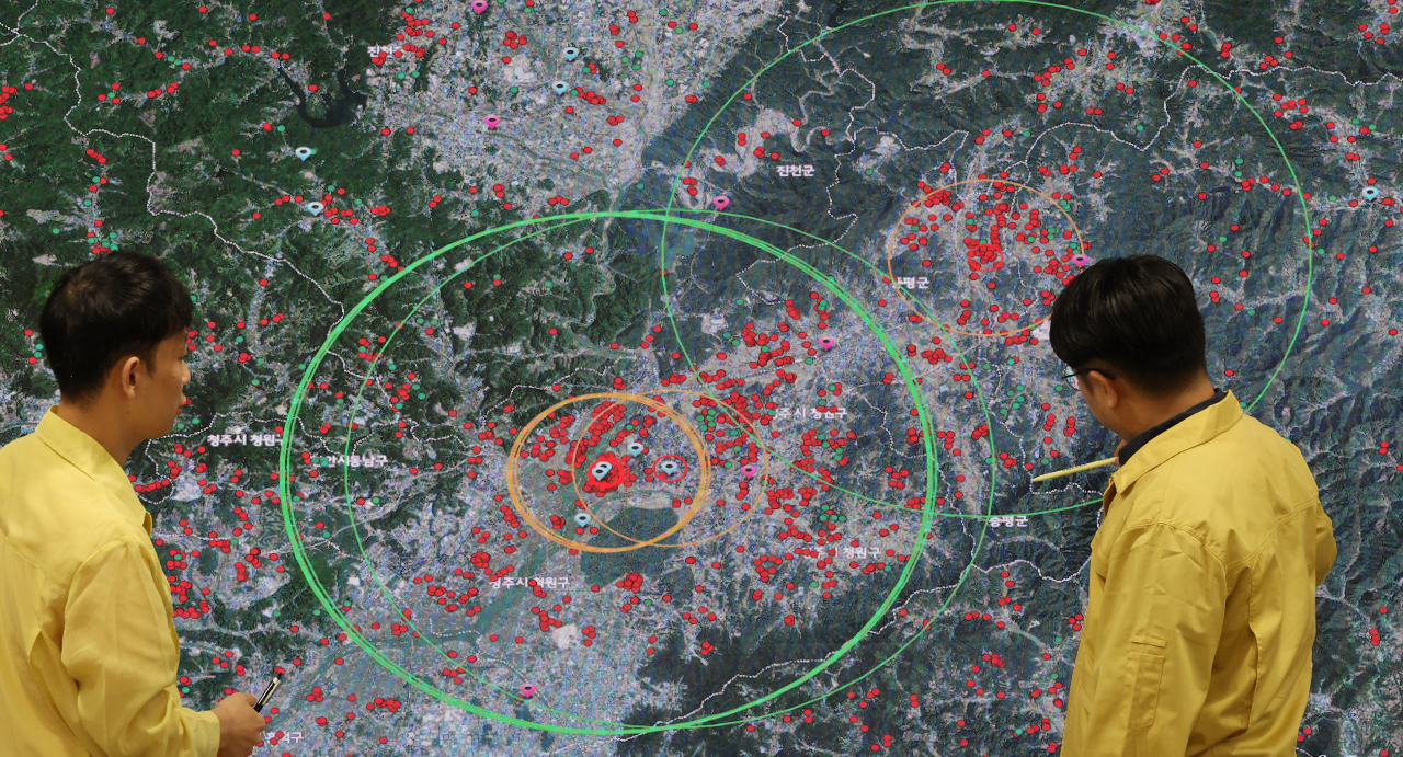 Officials assess the areas recently affected by the foot-and-mouth disease outbreak with the aid of a detailed map in the situation room of the Ministry of Agriculture, Food and Rural Affairs in the central city of Sejong on Monday (Yonhap)