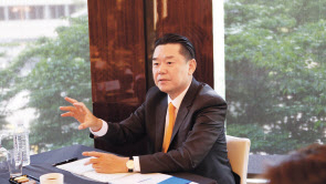 김인규 하이트진로 대표가 최근 서울 중구 웨스틴조선서울호텔에서 진행된 기자간담회에서 신제품 ‘켈리’의 효과를 설명하고 있다. [하이트진로 제공]