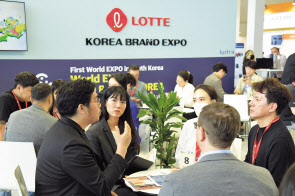 롯데그룹과 대학무역투자진흥공사(KOTRA)가 18~21일 호주 시드니에서 중소기업 대규모 수출상담회를 개최한다. 지난해 9월 진행된 ‘대한민국 브랜드 엑스포 in 독일 수출상담회’ 모습. [롯데그룹 제공]