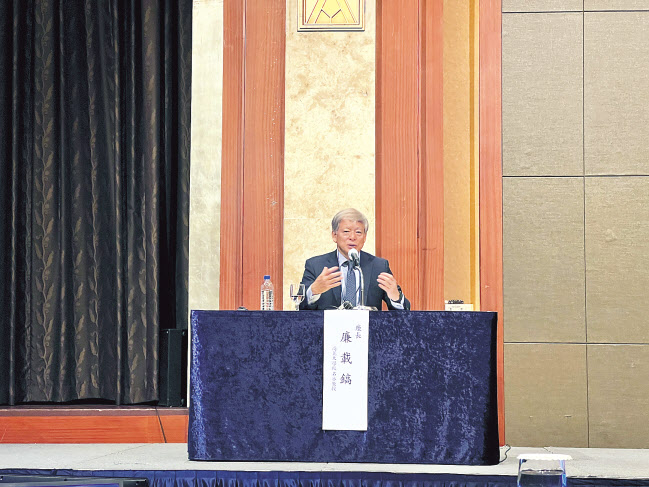 한일 양국 기업의 최고경영자와 임원, 학계 전문가, 정부 관계자 등이 참여하는 제55회 한일경제인회의가 16일과 17일 양일간 서울 롯데호텔에서 열렸다. 염재호 SK㈜ 이사회 의장이 17일 주제 발표를 하고 있다. [김은희 기자]