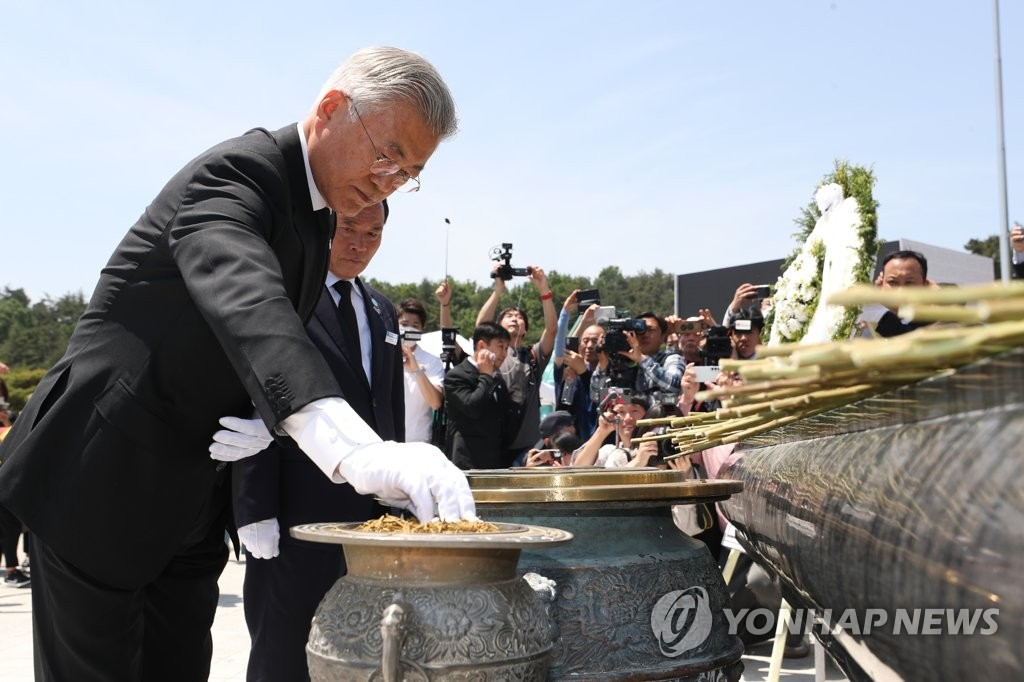 제43주년 5·18 민주화운동 기념일을 하루 앞둔 17일 오전 문재인 전 대통령이 북구 운정동 국립 5·18민주묘지에서 분향하고 있다.[연합]