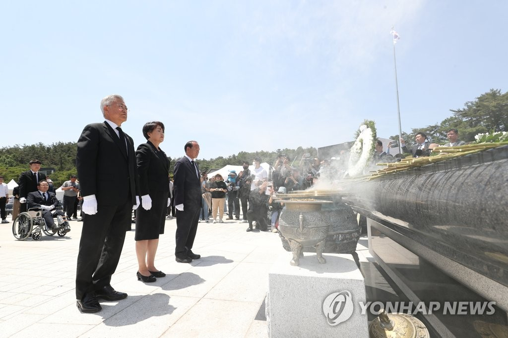 제43주년 5·18 민주화운동 기념일을 하루 앞둔 17일 오전 문재인 전 대통령과 부인 김정숙 여사가 광주 북구 운정동 국립 5·18민주묘지 참배단에서 묵념하고 있다.[연합]
