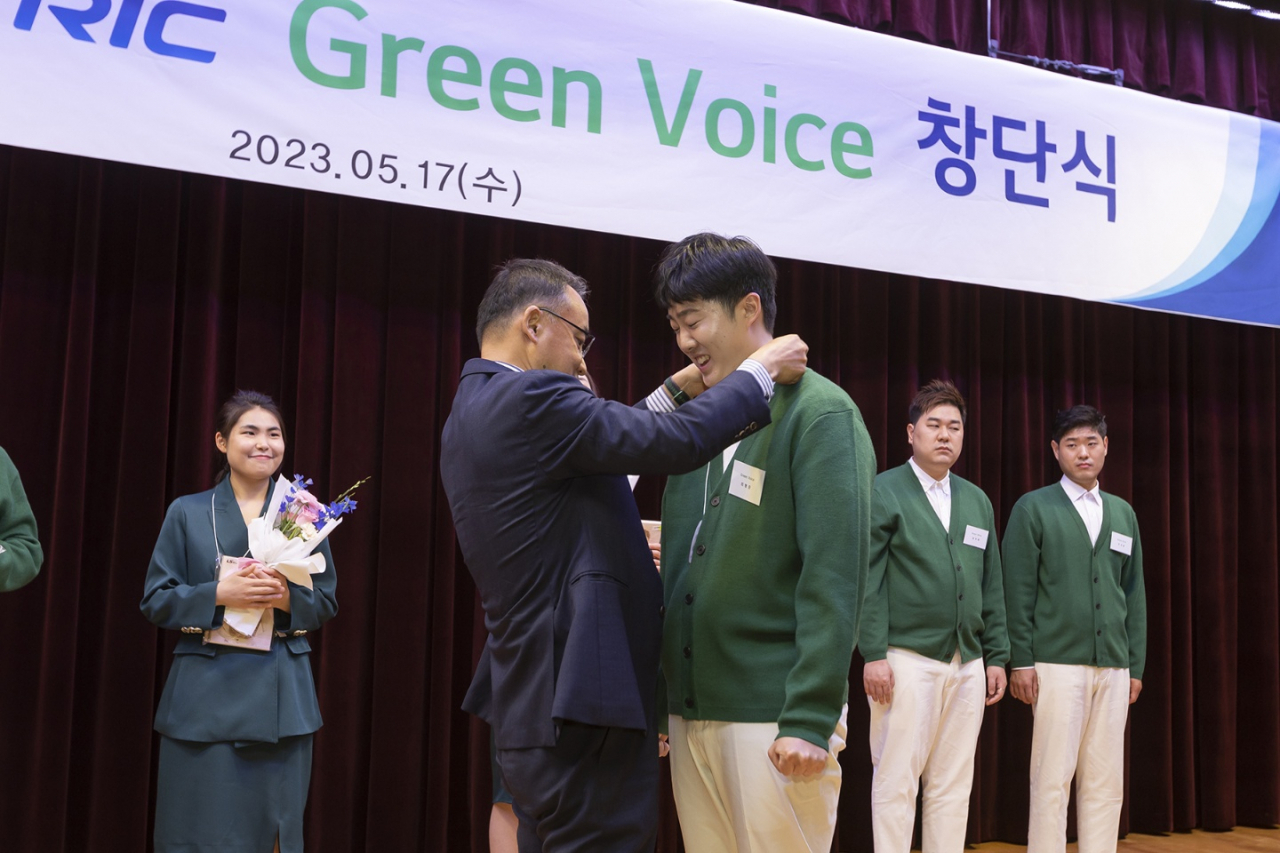 17일 경기도 안양시 LS타워에서 김동현(왼쪽) LS일렉트릭 대표이사가 합창단원에게 사원증을 전달하고 있다. [LS일렉트릭 제공]
