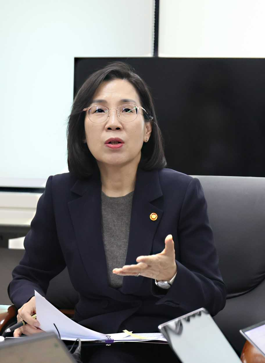 김현숙 여성가족부 장관이 취임 1주년을 맞아 정부서울청사 기자실에서 출입기자들과 차담회를 진행하고 있다.[여성가족부 제공]