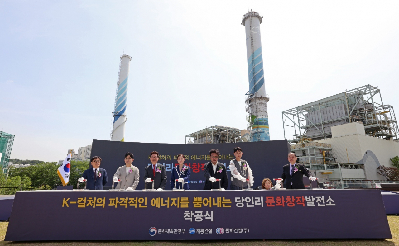 17일 서울 마포구 당인리 문화창작발전소 부지에서 열린 당인리 문화창작발전소 착공식에서 박보균 문화체육관광부 장관을 비롯한 참석자들이 착공 세리머니를 하고 있다. 사진 왼쪽부터 윤길호 계룡건설 사장, 백현호 문체부 MZ드리머스 단원, 박보균 문체부 장관, 김주원 발레리나, 조민석 매스스터디스대표, 박그림 작가, 이유정 소플대표, 김호빈 한국중부발전 사장. [문화체육관광부 제공]