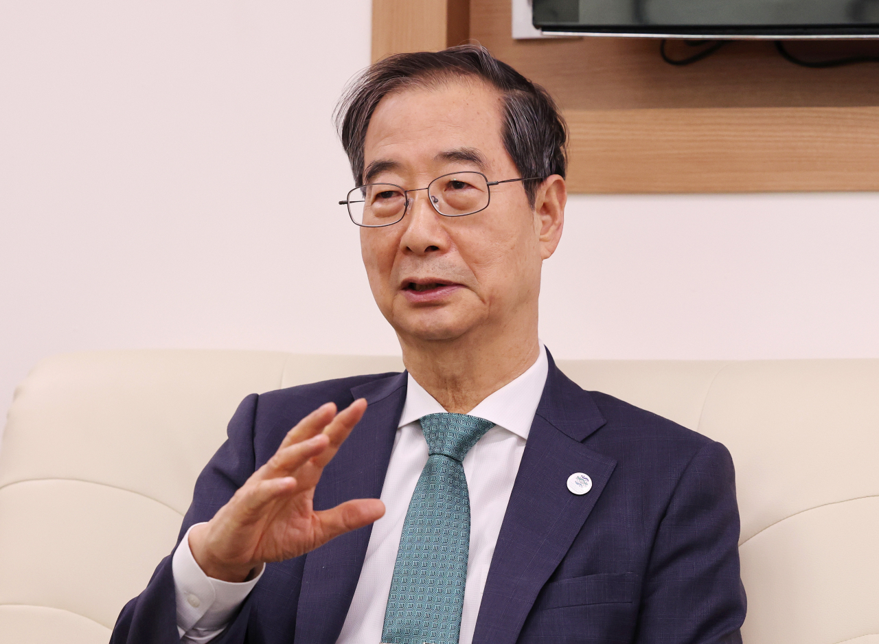 Prime Minister Han Duck-soo speaks at a press briefing in the Government Complex Sejong Wednesday. (Yonhap)