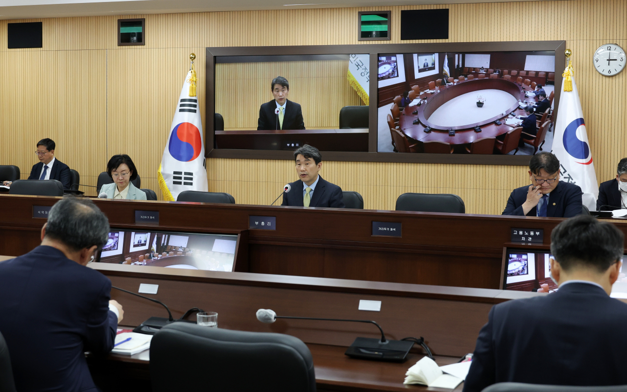 이주호 사회부총리 겸 교육부장관(뒷줄 가운데) 등이 17일 정부세종청사에서 열린 제4차 사회관계장관회의에서 발언하고 있다.[교육부 제공]